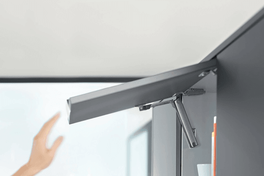 Tay nâng Blum giúp cánh tủ gỗ vận hành êm và ổn định trong thiết kế nội thất