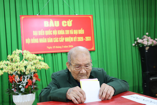 Cử tri 103 tuổi, 16 lần tham gia bầu cử