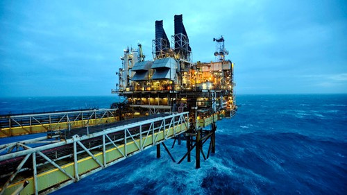 Giá dầu Brent vượt mốc 100 USD/thùng, giá xăng thế giới giảm nhẹ ngày 13/3/2026