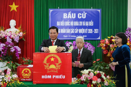 Thường trực Tỉnh ủy Lâm Đồng bỏ phiếu bầu cử, mở đầu ngày hội non sông