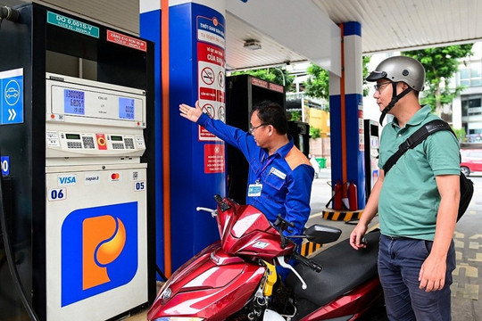 Giá xăng dầu hôm nay 16/3/2026: Xăng RON95 ở mức 25.575 đồng/lít, giữ nguyên tại kỳ điều hành ngày 14/3