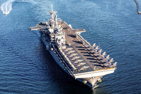 Mỹ điều tàu sân bay tấn công nhanh USS Tripoli đến Trung Đông đối phó Iran