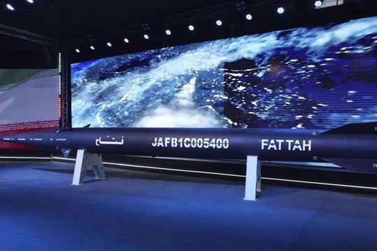 Iran lần đầu sử dụng tên lửa đạn đạo tầm trung Sejjil tấn công mục tiêu Israel