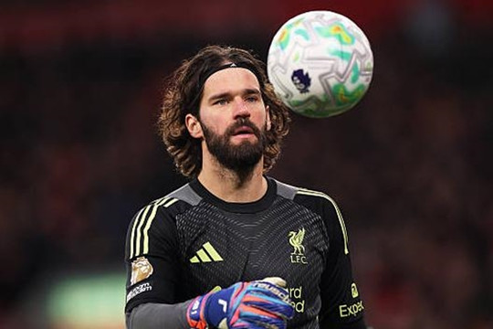 Đẳng cấp Alisson Becker cứu vãn một điểm cho Liverpool trước Tottenham Hotspur