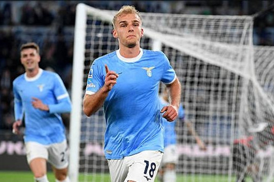 Lazio 1-0 AC Milan: Isaksen trừng phạt sai lầm, Rossoneri hụt hơi trước Inter