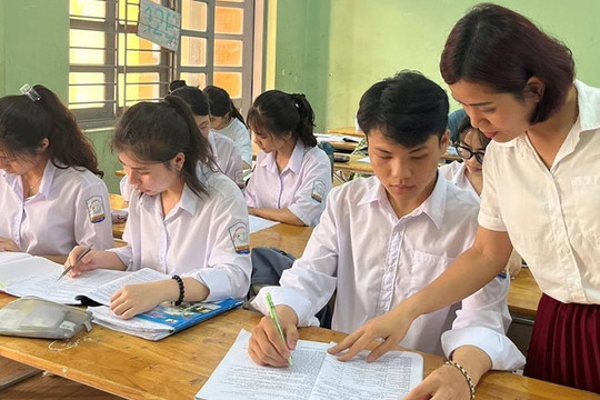Thời gian làm giáo viên THCS có tính để thăng hạng ở cấp THPT?