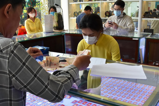 Cập nhật giá vàng hôm nay trưa 17/3/2026: Giá vàng SJC, 9999, nhẫn và giá vàng thế giới