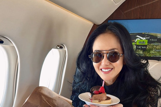 Ca sĩ Hồng Nhung đón sinh nhật tuổi 56 trên chuyên cơ sang trọng trong chuyến đi châu Âu
