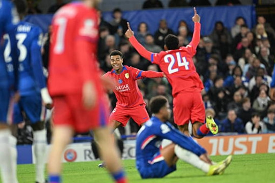 PSG vùi dập Chelsea 3-0 tại Stamford Bridge: Vết nhơ lịch sử 2-8 và màn trình diễn của Safonov