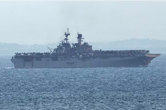 Tàu tấn công đổ bộ USS Tripoli chở 2.200 lính thủy đánh bộ Mỹ tới Trung Đông