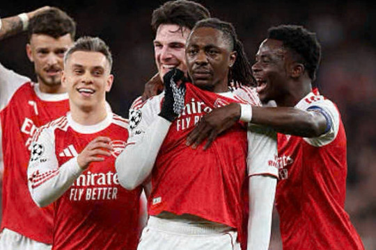Arsenal xuất sắc đi tiếp