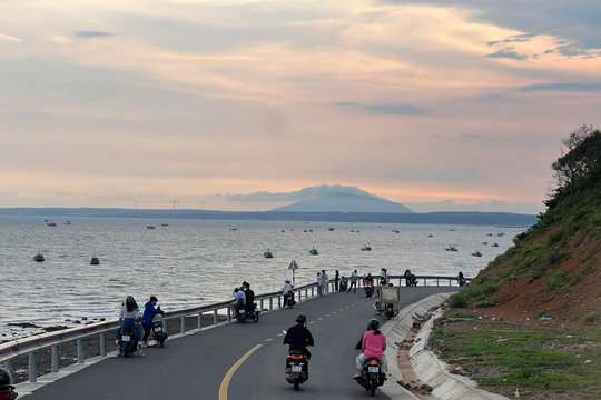Ngắm hoàng hôn ở núi Cố