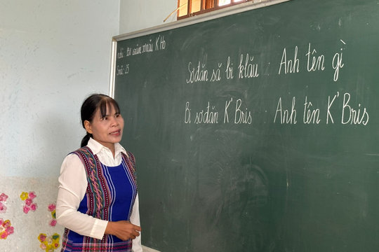 “Cô giáo” nghiệp dư 24 năm bền bỉ giữ chữ viết dân tộc K’ho