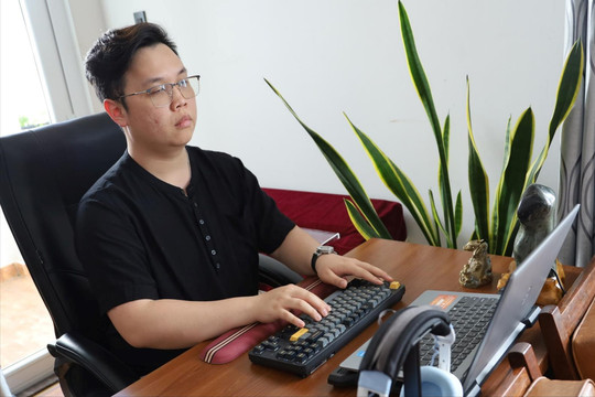 Hành trình không khuất phục của chàng trai khiếm thị Nguyễn Nhật Phúc