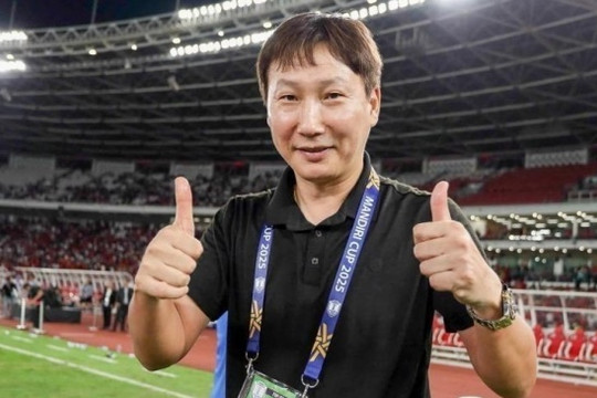 FIFA vinh danh HLV Kim Sang Sik và biến động lực lượng của đối thủ Malaysia