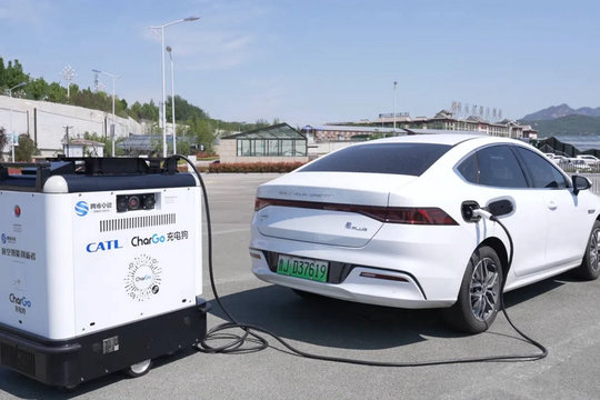 Robot sạc di động: Giải pháp 'giải cứu' xe điện tại các đô thị cũ Trung Quốc