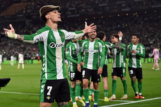 Antony rực sáng, Real Betis đè bẹp Panathinaikos 4-0 để vào tứ kết Europa League