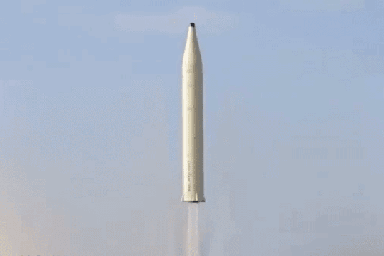 Iran tấn công quy mô lớn vào Israel và căn cứ Mỹ, đe dọa đóng cửa eo biển Hormuz