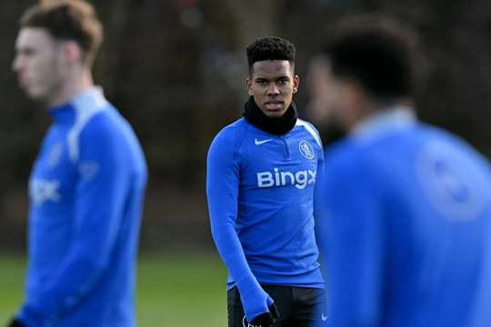 Hàng thủ Chelsea khủng hoảng: Estevao Willian làm khổ các đàn anh trên sân tập