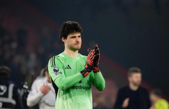 Senne Lammens rũ bỏ ác mộng Old Trafford trong ngày MU đánh rơi chiến thắng