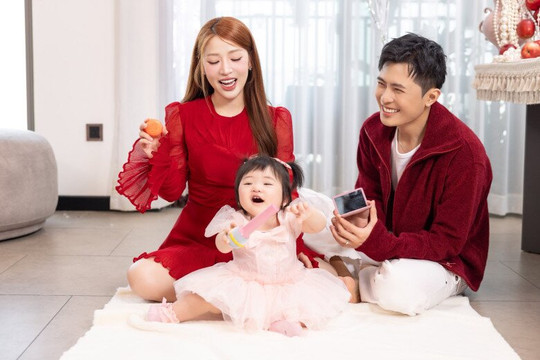 Ái nữ nhà Puka - Gin Tuấn Kiệt đón thôi nôi và lộ diện gương mặt giống hệt bà nội