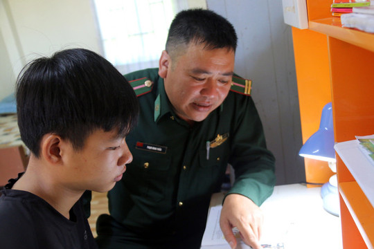 Điểm tựa cho học sinh nghèo vùng biên giới