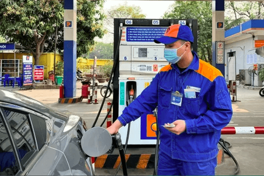 Giá dầu thế giới tăng vọt: Brent áp sát 119 USD, WTI vượt mốc 100 USD/thùng