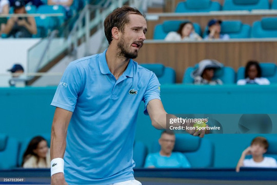 Miami Open: Daniil Medvedev ngược dòng kịch tính trước tài năng trẻ Rei Sakamoto
