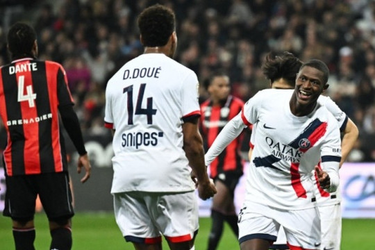 PSG thắng Nice 4-0: Nuno Mendes rực sáng đưa nhà vô địch xây chắc ngôi đầu