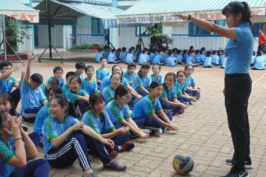 Chế độ trang phục khi kiêm nhiệm giáo viên thể dục