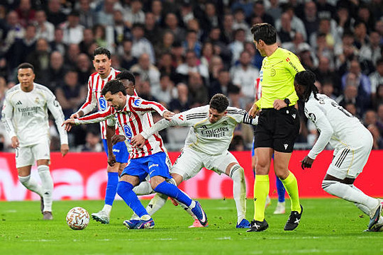 Real Madrid thắng kịch tính Atletico 3-2: Từ đỉnh cao Vinicius đến vực thẳm Dani Carvajal