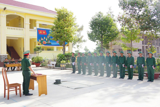 Kiểm tra huấn luyện chiến sĩ mới tại Trung đoàn Bộ binh 812