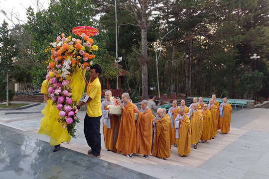 Phân ban Ni giới Giáo hội Phật giáo Việt Nam viếng anh hùng, liệt sĩ tại Nghĩa trang Liệt sĩ Đà Lạt