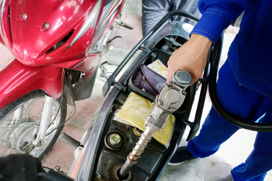Cập nhật giá xăng dầu hôm nay trên thế giới 25/3/2026: Đảo chiều giảm dưới 100 USD/thùng
