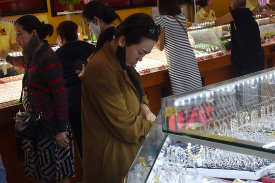 Cập nhật giá vàng hôm nay trưa 26/3/2026: Giá vàng SJC, 9999, nhẫn và giá vàng thế giới thứ Năm