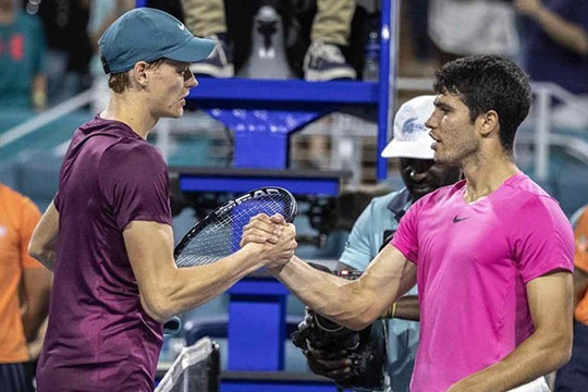 Sinner đe dọa ngôi số 1 của Carlos Alcaraz sau cú sốc Miami Open