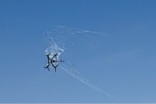 Nga thử nghiệm đạn phóng lưới chống drone cho súng phóng lựu kẹp nòng