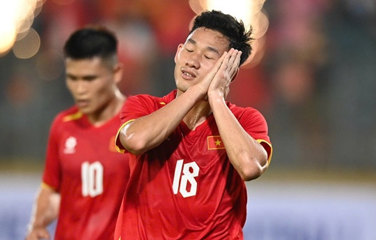 Nguyễn Hai Long ấn định chiến thắng 3-0 cho Việt Nam và pha ăn mừng đầy ẩn ý tại Hàng Đẫy