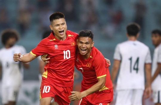 Tuyển Việt Nam thắng đậm Bangladesh 3-0: Dấu hỏi về sự kết nối của cặp song sát nhập tịch