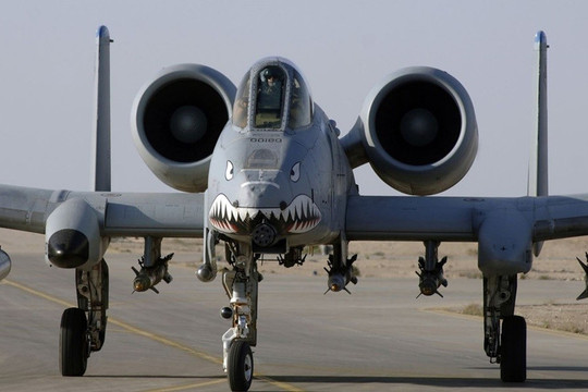 Mỹ triển khai cường kích A-10 và trực thăng Apache nhằm kiểm soát eo biển Hormuz