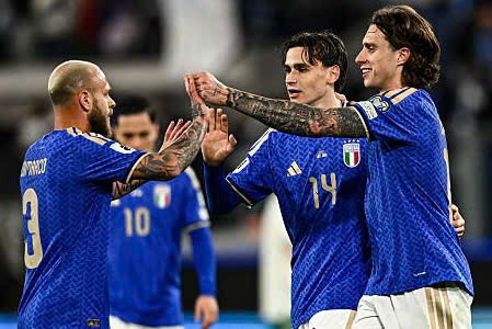 Italia giành vé chung kết