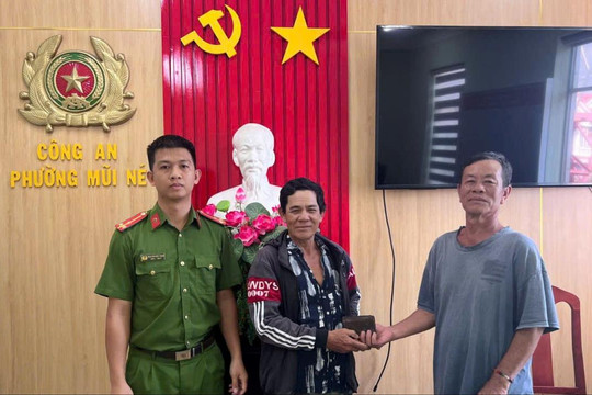 Công an Mũi Né hỗ trợ người dân nhặt được ví tiền tìm chủ sở hữu