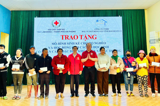 Tặng 150 triệu đồng vốn sinh kế và học bổng tại các xã Lạc Dương, Di Linh