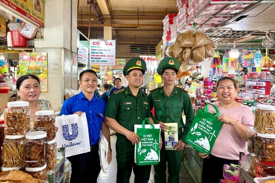 Ngày cao điểm “Tình nguyện xây dựng đô thị văn minh” ở phường Phan Thiết