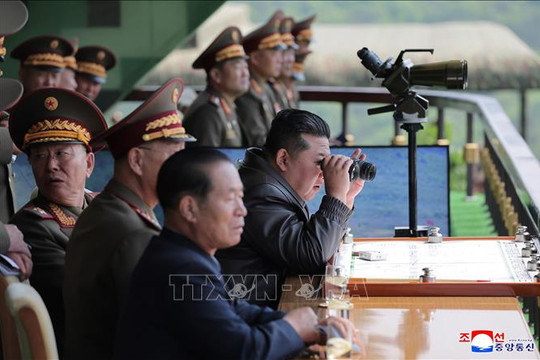 Nhà lãnh đạo Kim Jong Un giám sát thử nghiệm động cơ phản lực và xe tăng thế hệ mới