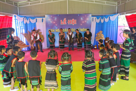 Để nhịp chiêng mãi ngân vang