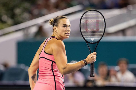 Aryna Sabalenka bảo vệ ngôi hậu Miami Open sau màn khổ chiến 3 set với Coco Gauff