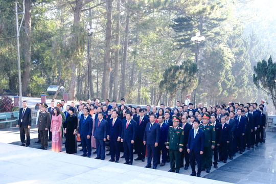 Đoàn đại biểu HĐND tỉnh Lâm Đồng nhiệm kỳ 2026 - 2031 viếng Nghĩa trang Liệt sỹ