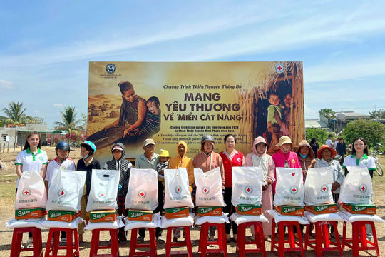 Hàng ngàn suất quà “Mang yêu thương về miền cát trắng”