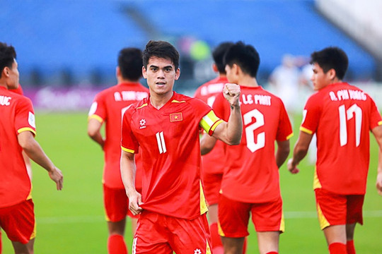 Khuất Văn Khang bỏ ngỏ khả năng thi đấu trận gặp Malaysia do chấn thương mắt cá chân